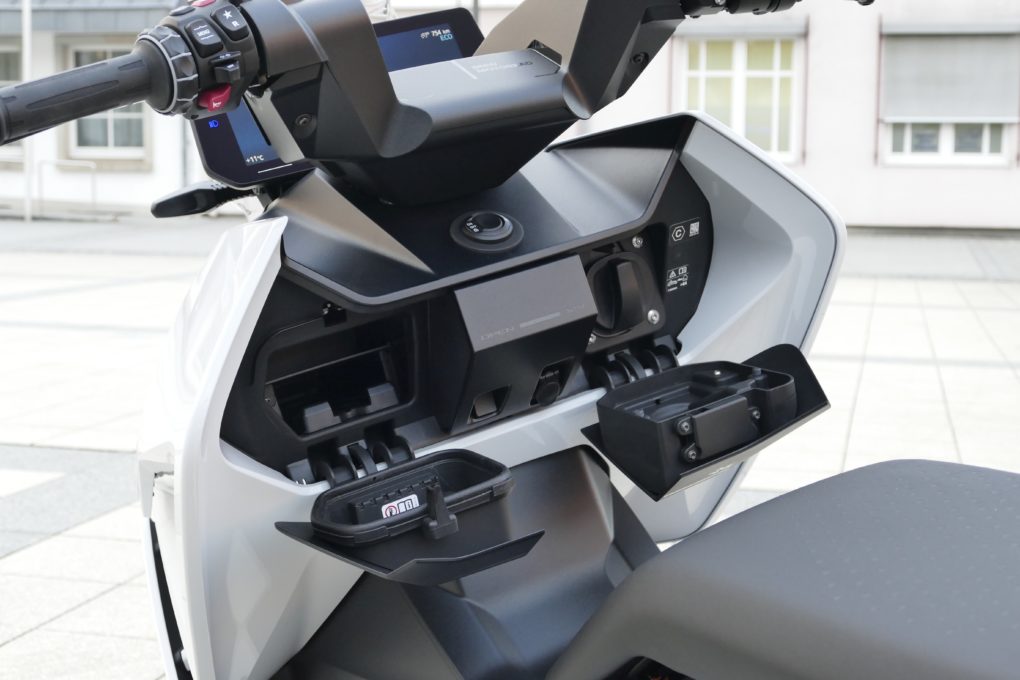 BMW CE 04 "Handschuhfach"
