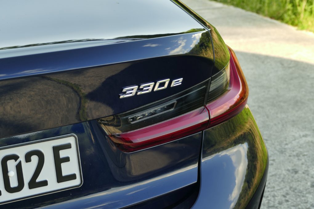 BMW 330e Schriftzug