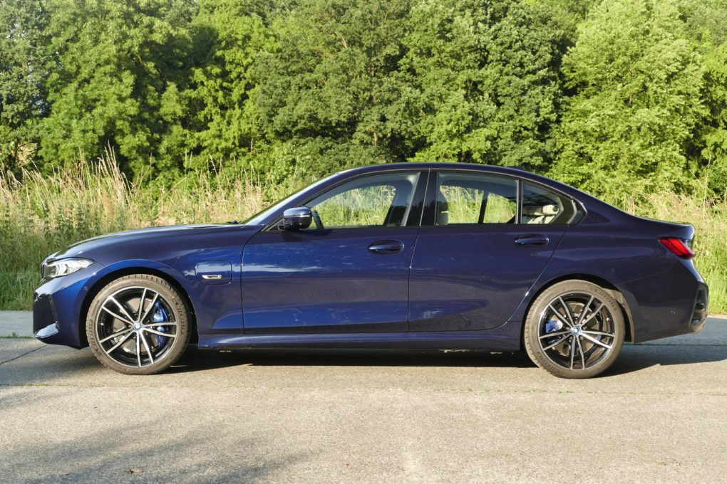 BMW 330e seitlich