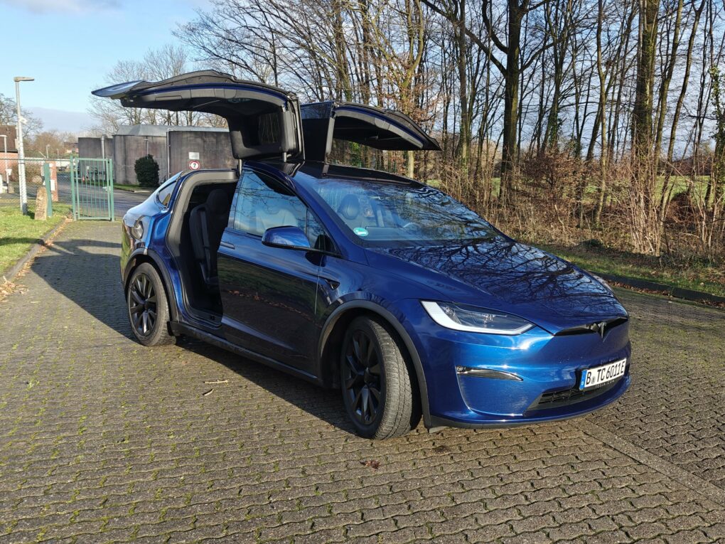 Tesla Model X Flügeltüren vorne