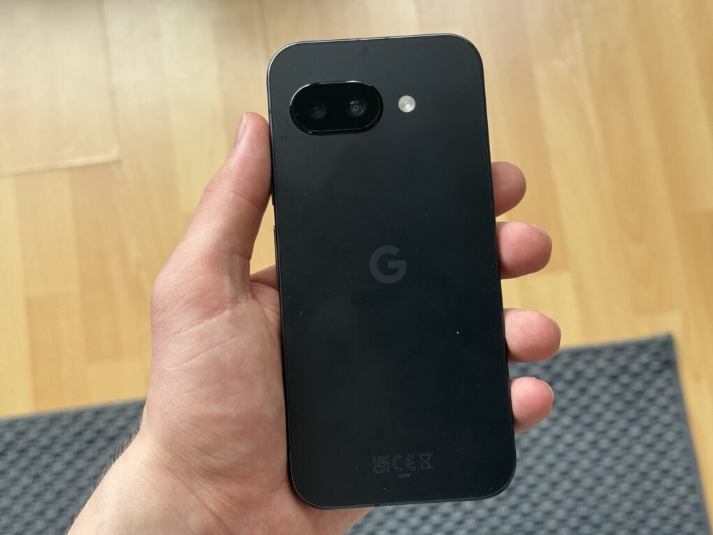 Das Google Pixel 9a von der Rückseite fotografiert