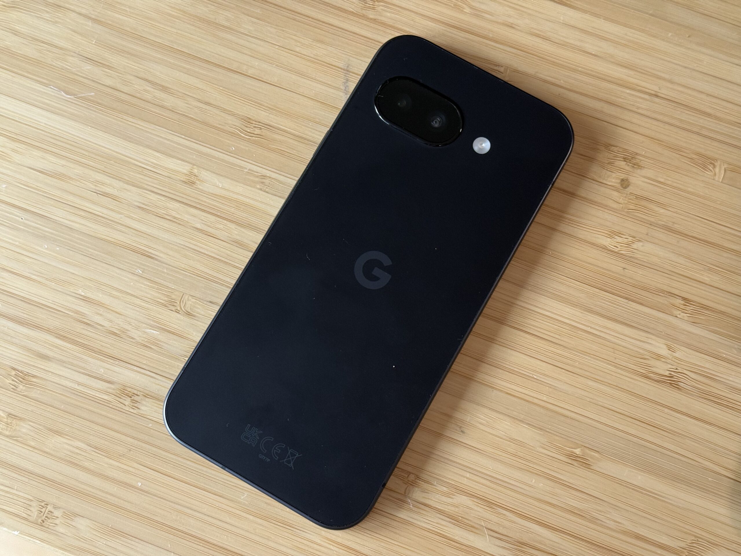 Das Google Pixel 9a auf einer Tischplatte