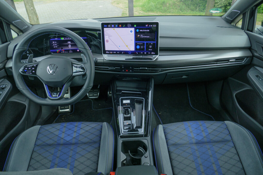 VW Golf 8 R Cockpit
