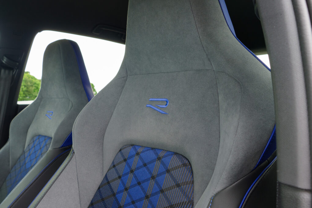 VW Golf 8 R Logo Sitz