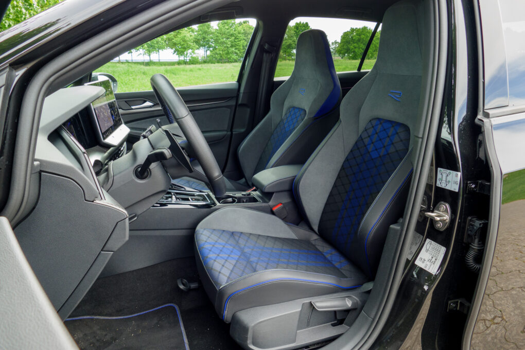 VW Golf 8 R Vordersitze