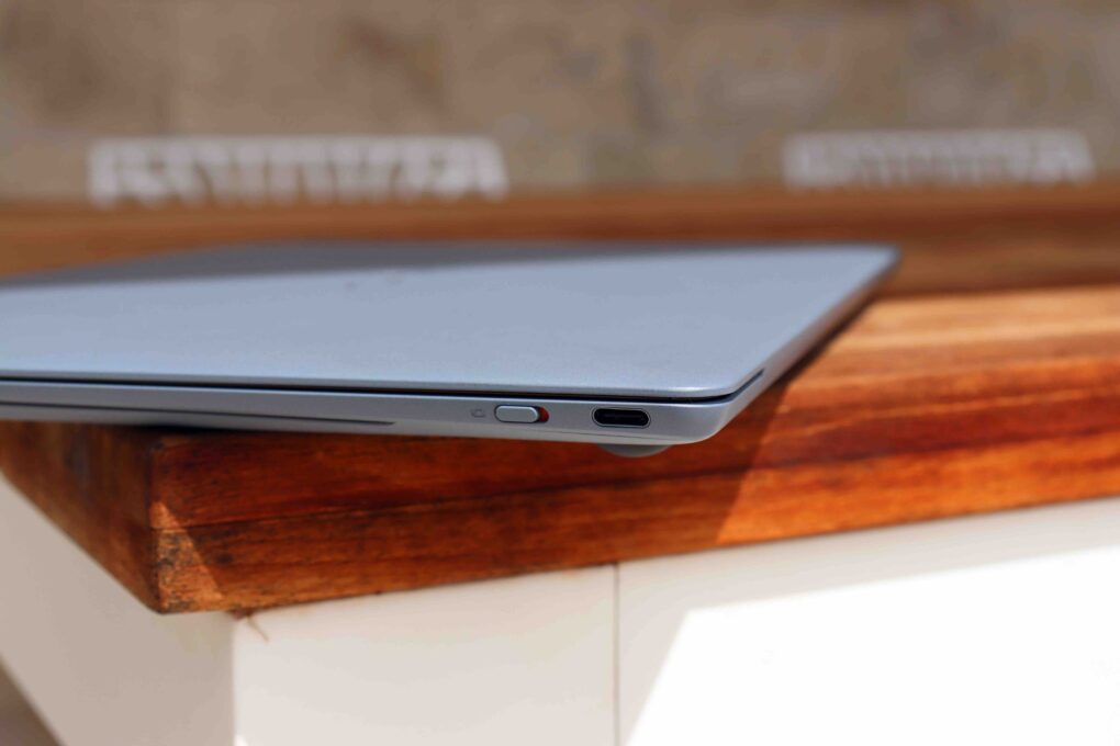 Huawei MateBook X Pro (2024) seitlich