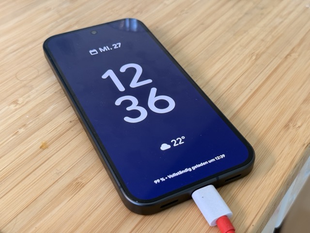 Das Google Pixel 10 beim laden. 