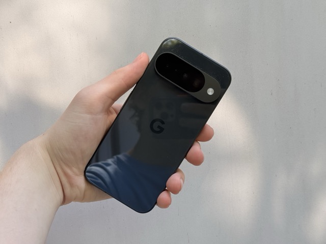 Das Google Pixel 10 in Obsidian vor einer weißen Wand. 