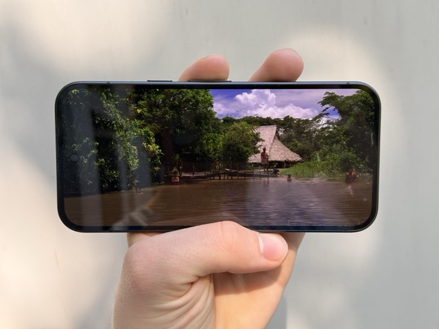 Das Pixel 10 mit einem Video vor einer weißen Wand