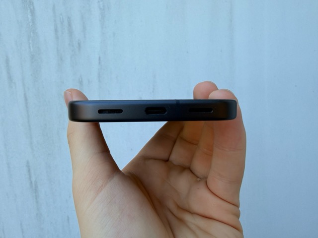 Die Lautsprecher des Pixel 10. 