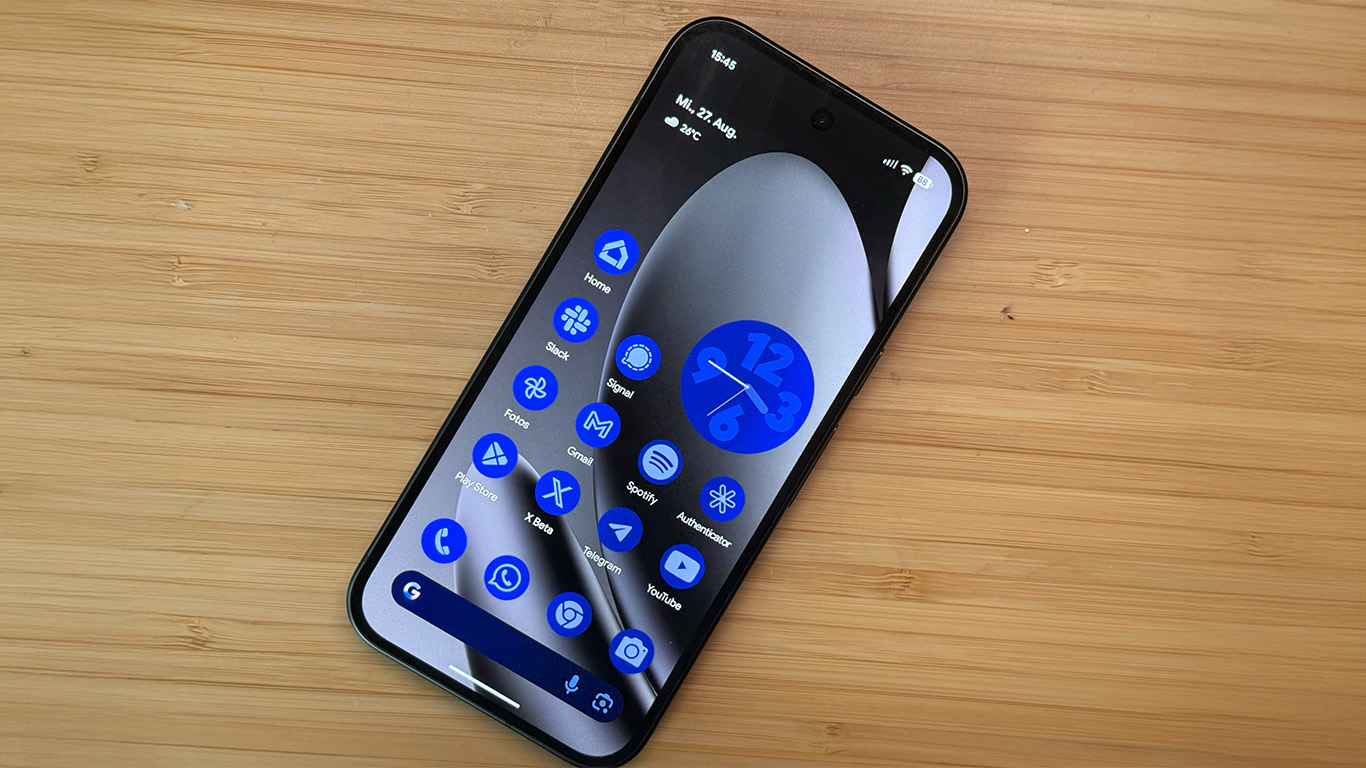 Das Google Pixel 10 auf einem Tisch