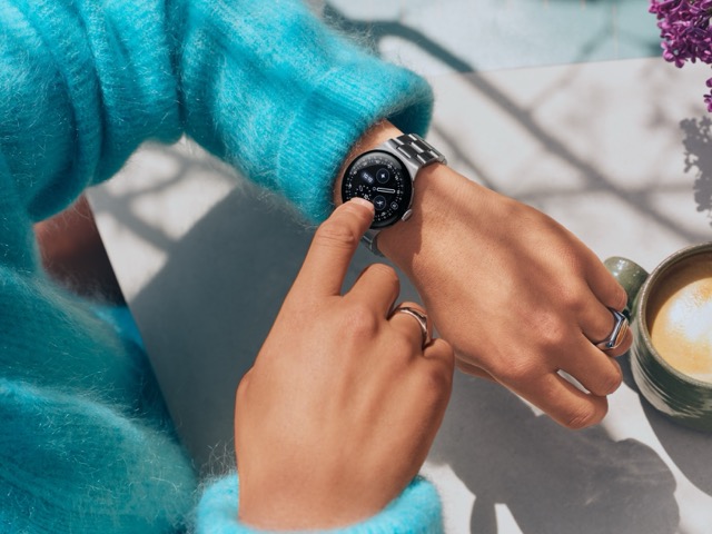 Die Google Pixel Watch 4 mit Metall-Armband