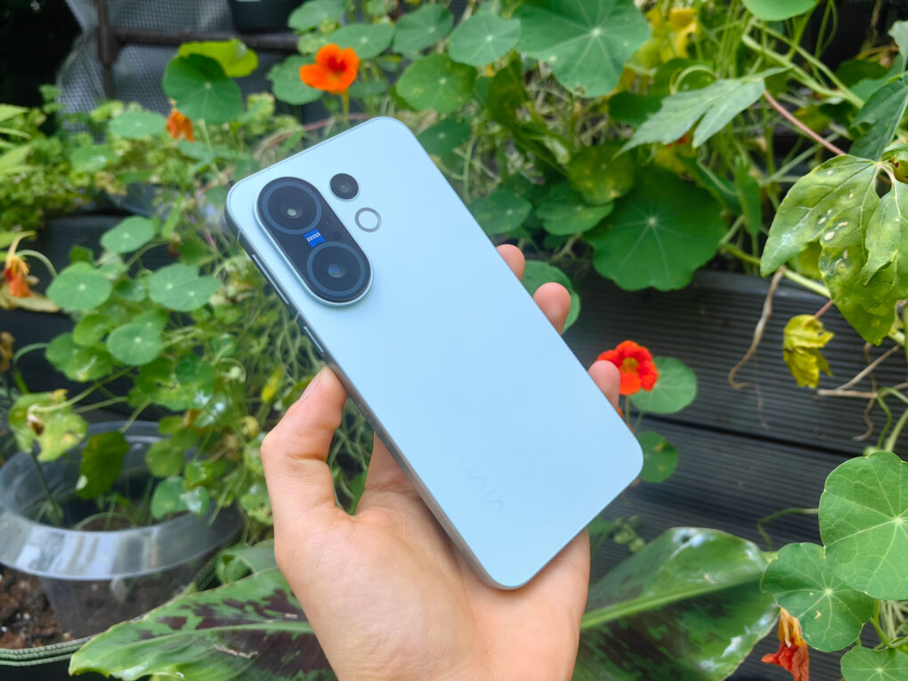 Vivo X200 FE Design 1